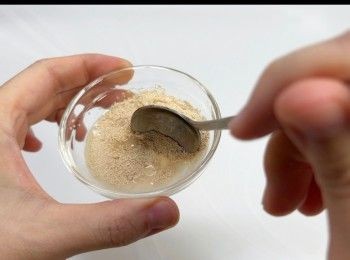 step3: 將3.5克的耐高糖酵母與一湯匙的溫水拌勻，靜待10分鐘。