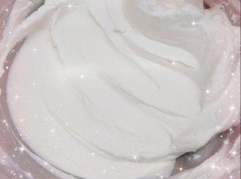 step11: 粉漿倒入蛋糕模具中（8成滿；蛋糕模需塗上油／預先將摺好的牛油紙放入模具），在桌面上敲幾下震出表面較大的氣泡，再用筷子／竹籤在粉漿中劃圈圈，使內部的大氣泡釋出 2. 預熱10分鐘（160°），放下層，先焗30-40分鐘，然後再焗2分鐘（230°；必需調高溫度至上色均勻，否則放涼後，蛋糕表面會濕黏；如蛋糕上色已足夠，可省略此步驟；用手指輕輕按壓蛋糕中央，具有彈性，即可）