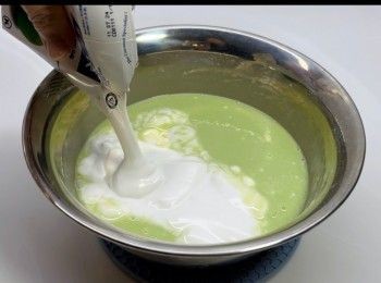 step5: 再加入椰漿，攪拌均勻。