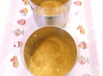 step1: <span class="group_1">餅底</span>： 1. 先將消化餅打碎成幼沙狀 2. 牛油加熱至溶化成牛油溶液（可用微波爐加熱），加入餅碎，拌勻 3. 然後放入慕絲圈，平均壓實成<span class="group_1">餅底</span>，放進冰格冷凍至凝結，備用