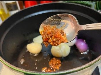 step5: 用小匙脫殻取走內臟及食胃管，底部𠝹花。