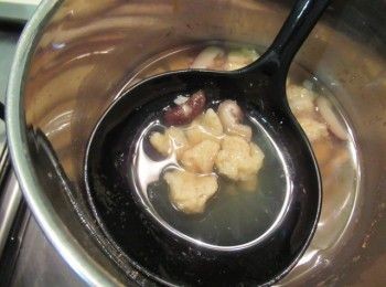 step5: 將步驟2澱粉水邊拌邊倒入,待滾呈現稠狀盛碗即可.