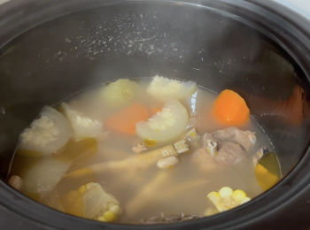 step6: 水煲滾後，加入已汆水的豬𦟌和<a href="https://bit.ly/3kLFTWO" target="_blank" data-keyword="雞腳" class="guide-link"><strong>雞腳</strong></a> <span style="display:inline-block;vertical-align:middle;margin-top:-3px;color:initial;border-radius:3px;padding:2px 3px;font-size:12px;line-height:14px;background:#87d300;color:#fff;">即買</span> ，轉小火煲2小時即可關火，加入適量鹽調味