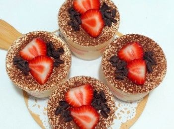 step2: Mascarhone放入打蛋盤先室溫軟化一陣，加入砂糖用手動打蛋器攪拌至順滑即停，加入雲尼拿油拌勻備用