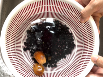 step1: 黑豆和椰棗洗淨，用水浸泡，椰棗浸泡10分鐘即可，黑豆浸泡1小時，瀝水備用；洗淨腰果，浸泡半小時，瀝水備用
