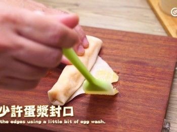 step7: 捲起春卷皮，用少許蛋漿封口
Roll up the spring rolls and seal the edges with some egg wash.
