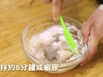step4: 攪拌約5分鐘成蝦膠
Stir for 5 minutes to make it in paste form.