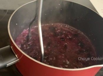 step1: 蓝莓加糖，先煮成果酱