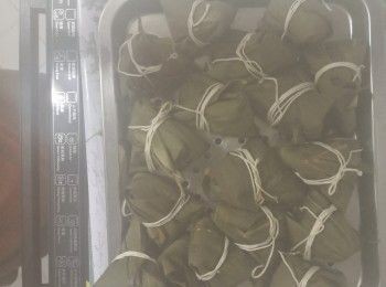 step3: 拿一塊葉子摺三角兜型先放一匙浸椰青水西米后加一匙加椰醬做饀再加咖啡西米最頂椰青水西米