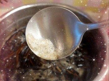 step4: 梳打粉加入水中，拌勻，大火煲滾水，然後加入涼粉草，以中火煮滾後（撇走浮起的泡泡），轉細火煲約1小時（可將陶瓷碟放入煲中，壓著涼粉草，以免滾瀉）