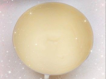 step4: 最後，倒入第2層朱古力溶液，放進雪櫃冷藏約25-35分鐘至凝固（<span class="group_1">朱古力外殼</span>的邊緣可用刀子刮平整，方便黏合），脫模（只需將扑扑蛋糕模反轉，輕敲蛋糕模外圍，即可輕易脫模） 2. 在底座塗上少許朱古力溶液，再放上<span class="group_1">朱古力外殼</span>的下半部份，放進雪櫃冷藏至底部固定