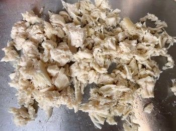 step4: 將雞柳蒸6-8分鐘至熟透，然後撕碎。