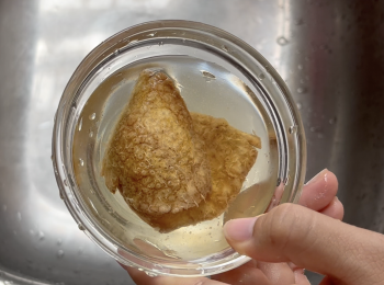 step2: 陳皮洗淨，浸軟，刮囊，保留浸陳皮的水，甘筍洗淨，去皮，切塊