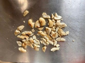 step3: 腰果先炒熟、切碎。