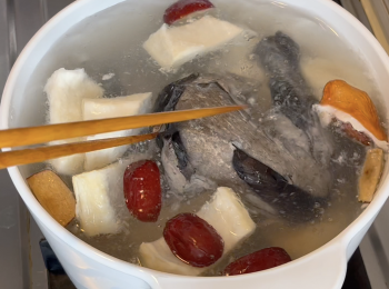 step5: 先加入榴槤囊、榴槤核和紅棗，再加水，大火煲滾，水滾後加入烏雞和豬𦟌，小火煲2小時，關火後加鹽調味