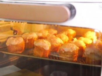 step9: 將油炸鬼件放入氣炸鍋內，以180度氣炸7分鐘
Put the breadstick pieces into an air fryer and fry at 180 degrees Celsius for 7 minutes.