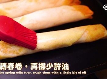 step9: 翻轉春卷，再掃少許油，以200°C氣炸4分鐘即成
Flip the spring rolls, brush with some more oil, and air fry for another 4 minutes at 200°C.
Serve hot and enjoy!