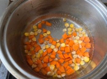 step2: 甘筍、洋葱先切丁，泡菜略切碎。把甘筍丁和粟米先煮2分鐘至熟透，瀝乾。