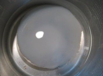 step2: 將步驟1澱粉水好好拌勻,倒入盤2mm厚度,隔水蒸3分鐘,連同盤放進冷水刮涼皮.重複此步驟.切粗絲後倒入網好好瀝水盛盤鋪小黃瓜與堅果碎.