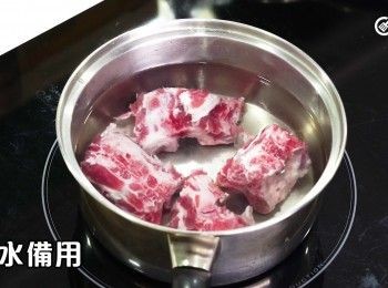 step9: 將醃過夜排骨頭洗淨汆水備用
Rinse the marinated pork bones.
