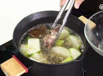 step12: 放入排骨頭、乾瑤柱及浸瑤柱水，
Add the pork bones, dried scallops, and the water used to soak the scallops to the pot.