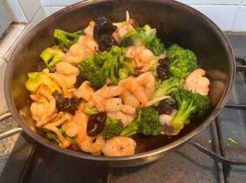 step8: 再次燒熱鍋、下少許油，把大蒜和辣椒片先炒香，然後把蔬菜和蝦仁回鍋，加入調味料調味和炒勻後即可上碟。