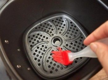 step4: 在氣炸鍋的盤上掃一點油。把茄子片放進氣炸鍋內，並以180度先煮6分鐘，中間翻轉位置一次。