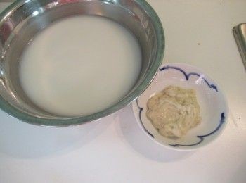 step2: 取盆倒入400cc水與步驟1搓洗.變手裡面麵糰感覺已沒澱粉,做好麵筋.麵筋與澱粉水要分,各放進冰箱盆靜置過夜.隔天要將澱粉水之3/4左右量倒掉後拌勻,其中用1小匙,剩下的要做涼皮.麵筋切小塊備用.