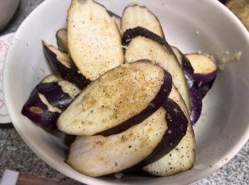 step3: 把茄子切薄片，並灑上鹽、黑胡椒碎略醃。