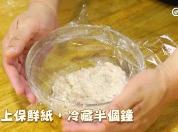 step6: 包上保鮮紙，冷藏半個鐘
Wrap the mixture with plastic wrap and refrigerate for half an hour.