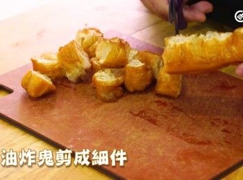step7: 油炸鬼撕開，切細件
Tear apart deep- fried breadstick and cut into small pieces.
