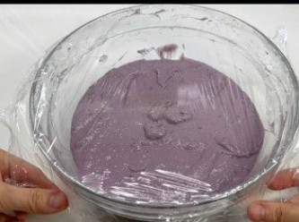 step6: 將紫薯麵糊用保鮮紙覆蓋，然後放入雪櫃（普通格）冷藏8小時。