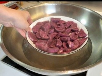 step2: 將紫薯切片，用大火蒸20分鐘。