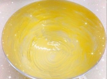 step2: 用矽膠掃子沾適量的朱古力溶液，掃在扑扑蛋糕模上（蛋糕模需用廚房紙抹上一層薄薄的油，只需薄薄一層便可，否則朱古力層的凝固會不均勻；向同一個方向並順紋理轉圈；3種不同程度深淺的黃色可疊著掃上；力度必需一致，否則脫模時，<span class="group_1">朱古力外殼</span>會容易裂開），放進雪櫃冷藏至凝固