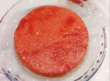 step10: 最後，倒入剩下的慕絲，再輕輕搖晃使慕絲表面平整／用抹刀抹平表面 2. 蓋上保鮮紙，放進雪櫃冷藏至少3小時至凝固