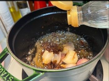 step7: 原鑊將蒜頭及乾蔥頭炒香，依次序加入黃糖 - 蠔油 - XO醬 - 料理酒調至喜愛味道，下2-3湯匙鮑魚水煮滾，下粉絲及炸枝竹中火煮約5-10分鐘，加入鮑魚，大火收至汁濃，熄火，灑上一圈特濃麻油及指天椒碎，即成。