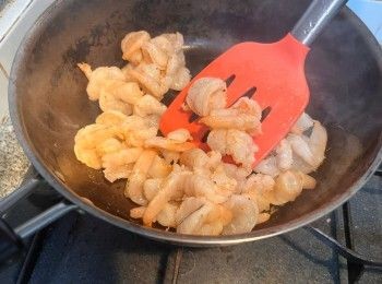 step7: 燒熱鍋、下少許油，下蝦仁炒至八成熟，取出。