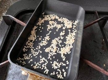 step2: 先將白芝麻用小火炒香，離火備用；辣椒切碎備用。