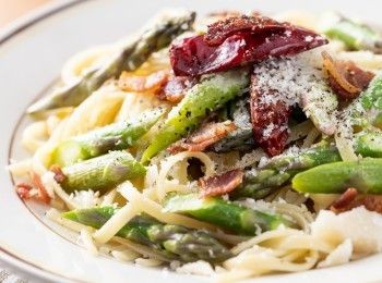 step5: 盛盤後再撒上培根碎、起司粉、黑胡椒粉就完成了。