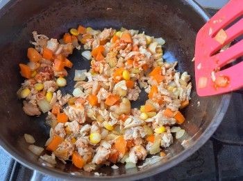 step6: 最後拌入泡菜碎，並用唐生菜包住食用。