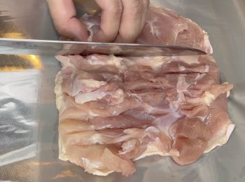 step2: 用水洗淨<a href="https://bit.ly/2ZxapeY" target="_blank" data-keyword="雞扒" class="guide-link"><strong>雞扒</strong></a> <span style="display:inline-block;vertical-align:middle;margin-top:-3px;color:initial;border-radius:3px;padding:2px 3px;font-size:12px;line-height:14px;background:#87d300;color:#fff;">即買</span> ，去除多餘脂肪，用廚房紙抹乾，用刀切一切厚的位置，把厚的位弄薄，整塊<a href="https://bit.ly/2ZxapeY" target="_blank" data-keyword="雞扒" class="guide-link"><strong>雞扒</strong></a> <span style="display:inline-block;vertical-align:middle;margin-top:-3px;color:initial;border-radius:3px;padding:2px 3px;font-size:12px;line-height:14px;background:#87d300;color:#fff;">即買</span> 的厚薄會更平均；將醃汁淋上<a href="https://bit.ly/2ZxapeY" target="_blank" data-keyword="雞扒" class="guide-link"><strong>雞扒</strong></a> <span style="display:inline-block;vertical-align:middle;margin-top:-3px;color:initial;border-radius:3px;padding:2px 3px;font-size:12px;line-height:14px;background:#87d300;color:#fff;">即買</span> ，醃至少15分鐘