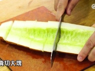 step3: 去囊切大件
Remove the seeds of old cucumber then cut it into large pieces.