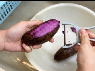 step1: 將紫薯清洗乾淨和去皮。