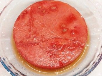 step11: 食用前從雪櫃取出，用熱毛巾包圍蛋糕模外圍約30秒（令蛋糕外圍軟化），即可輕易將蛋糕脫模