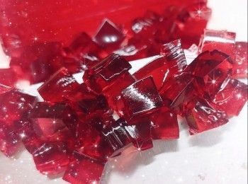 step4: <span class="group_1">黑加侖子啫喱</span>： 1. 魚膠粉加入水中（8 ml；拌勻後，靜置5分鐘，待魚膠粉完全吸水膨脹），用熱水坐溶（如直接用熱水開溶，魚膠粉會容易結塊），攪拌至魚膠粉完全溶解 2. 啫喱粉溶於熱水中，攪拌至完全溶解後，加入魚膠粉水，拌勻 3. 最後，加入室溫水（32 ml），拌勻 4. 然後倒入模具中（先舖上保鮮紙），放進雪櫃冷藏至凝固，脫模，切粒，放進雪櫃冷藏，備用