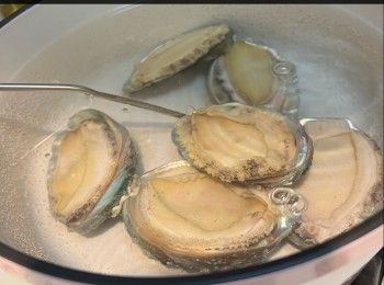 step3: 急凍鮑魚解凍，用牙刷在水喉下刷鮑魚，慢慢地刷洗，便可擦走那些黑色的污穢。