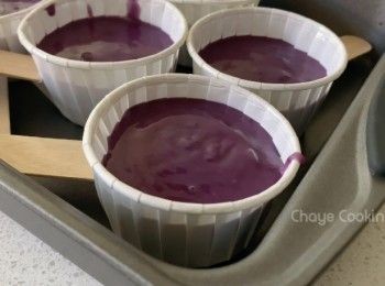 step2: 蓝莓的颜色好靓，加入了奶油混合
如果你有模具请使用