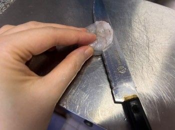 step2: 先將蝦仁解凍，橫切一刀以取出蝦腸。完成後抹乾水份，用少許鹽和胡椒粉醃10分鐘。