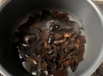 step4: 把雲耳泡好，然後煮熟、瀝乾水份。