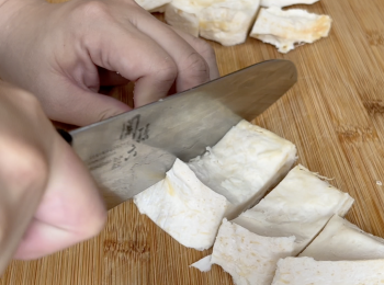 step1: 用刀將白色的榴槤囊切下來，切小塊，用水洗淨